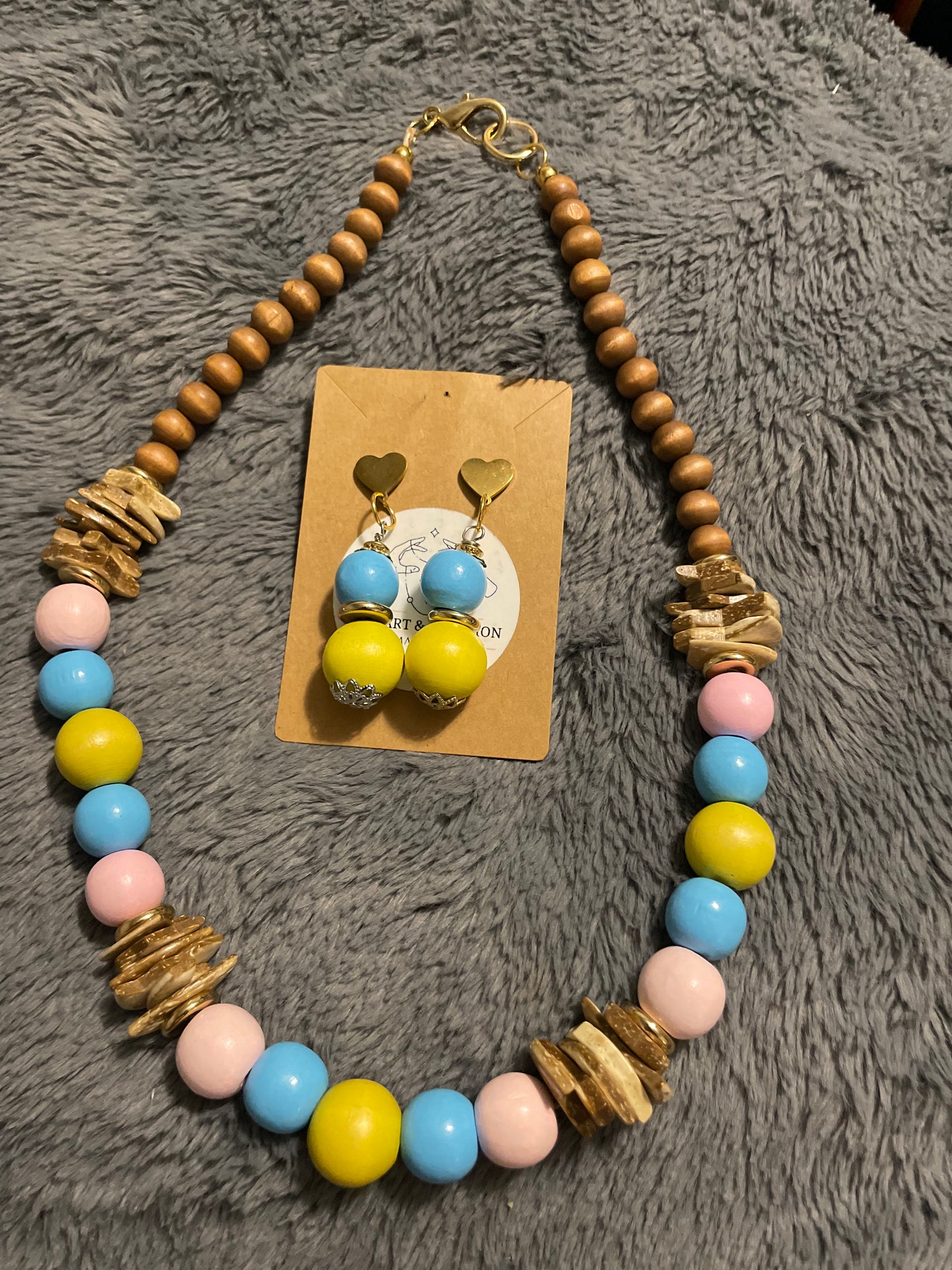 Collar de madera colores