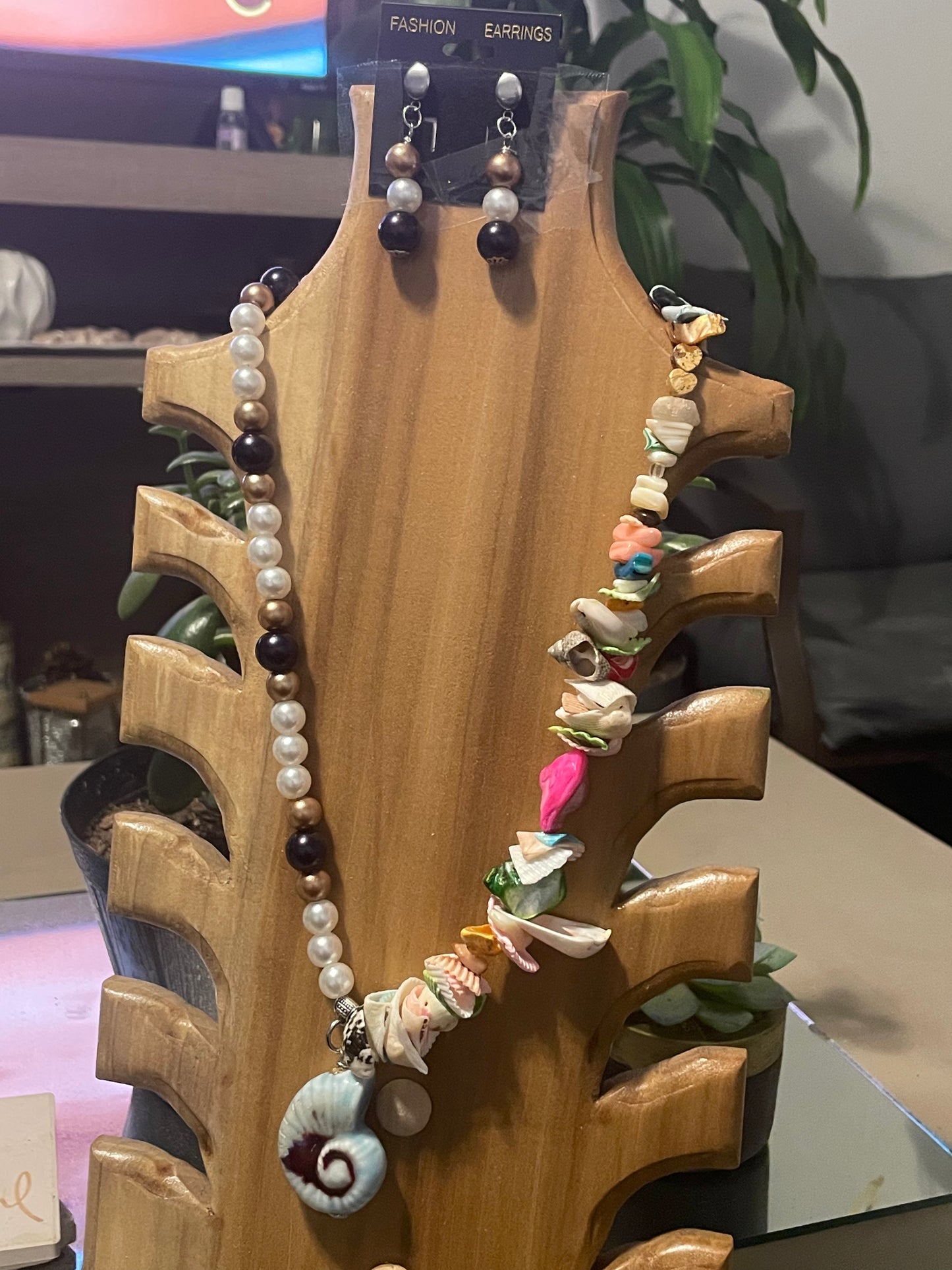 Collar de conchas, caracoles y perlas