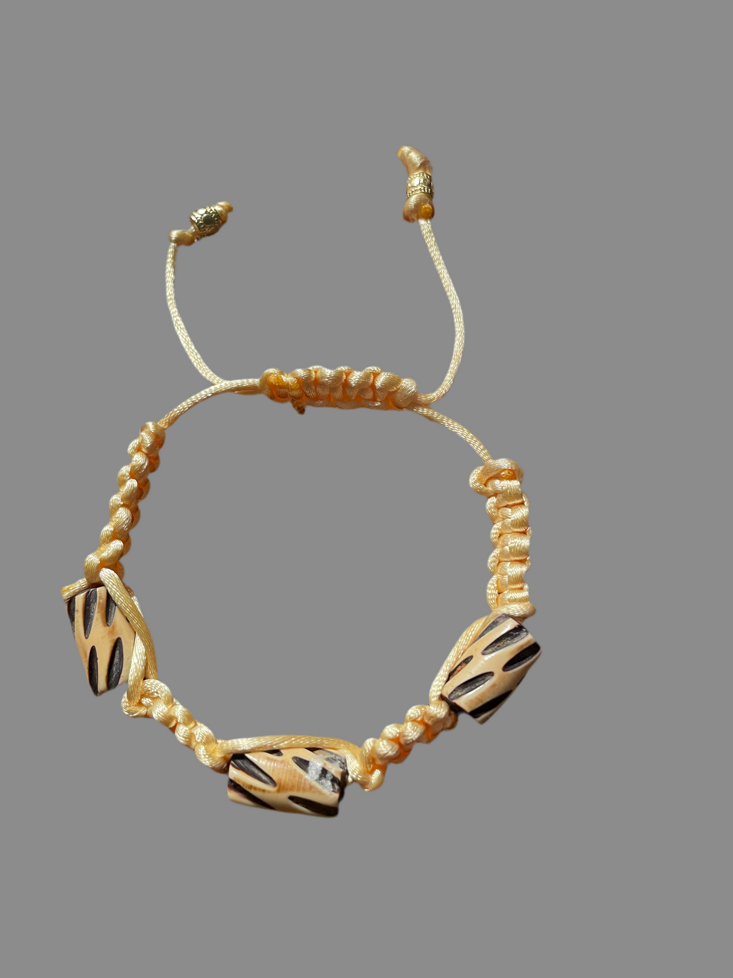 pulsera crema con madera