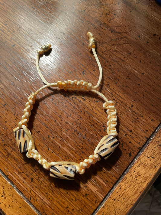 pulsera crema con madera